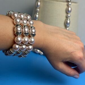 Elegant necklace and bracelet set